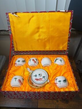 Vintage Tea Pot Set Includes Tea Pot and 6 small cups Koi design